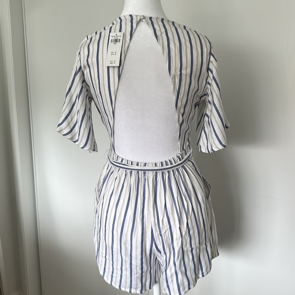 NWT Abercrombie white, blue and tan striped romper in size Small - Picture 2 of 4